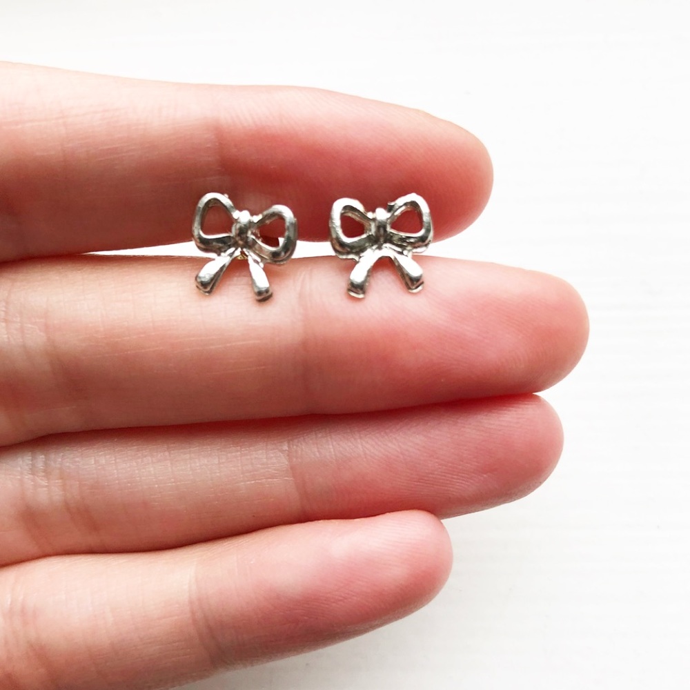 Chic vintage tiny silver bow stud earrings - Picture 1 of 5